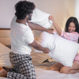 Les techniques insolites pour mettre une couette