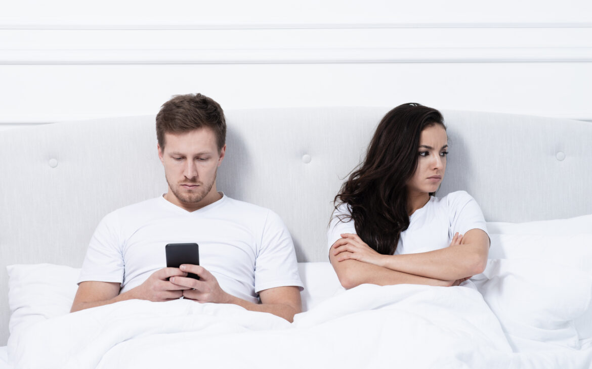 dispute de couple téléphone au lit