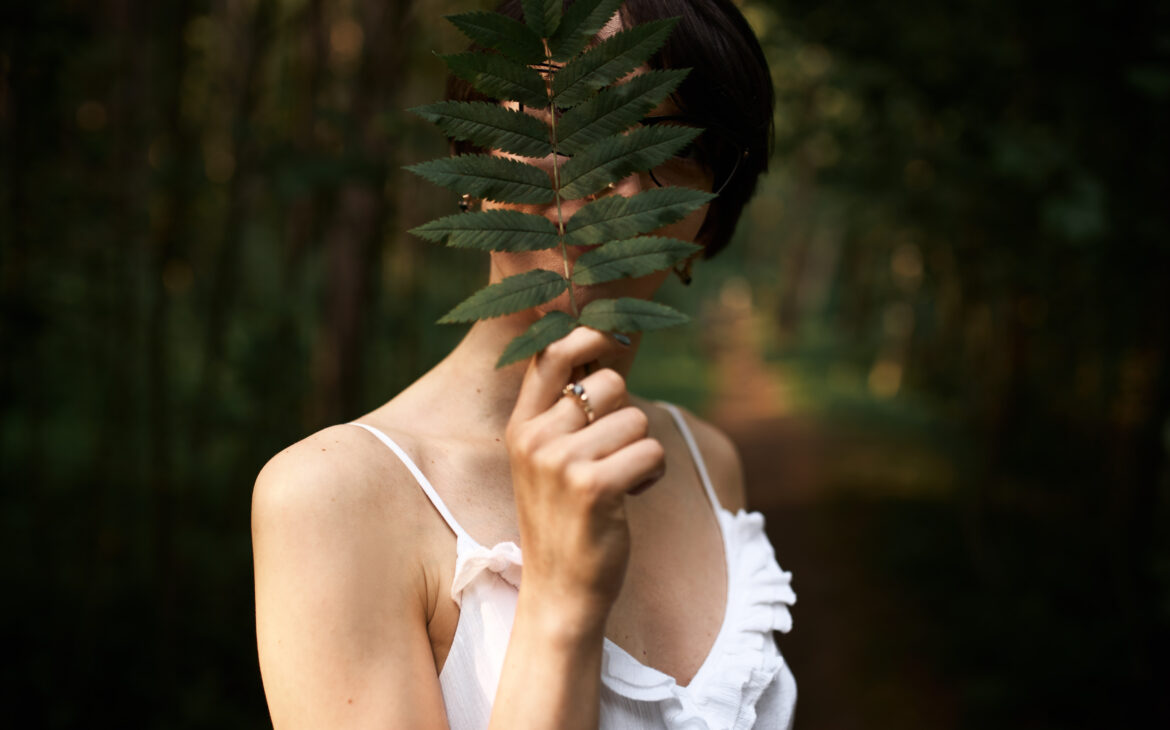 Femme avec une plante naturelle